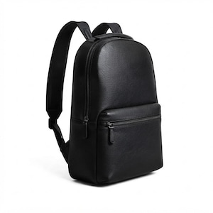 Könnte beinhalten: Ein schwarzer Lederrucksack mit strukturierter Narbenoberfläche, ausgestattet mit einem großen Hauptfach mit Reißverschluss, einer kleineren Vordertasche mit horizontalem Reißverschluss, einem Tragegriff oben und zwei verstellbaren, gepolsterten Schultergurten.