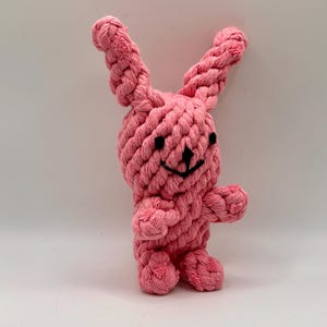 Ruby das Kaninchen – Rosa Hundespielzeug aus Baumwollseil – Handgefertigtes, natürliches Kau- und Beißspielzeug