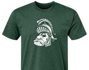 Puede incluir: Una camiseta verde con un gráfico blanco desgastado de un guerrero espartano con casco.