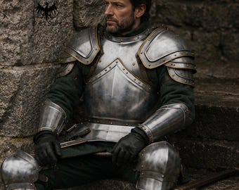 Armadura completa de caballero medieval con detalles de latón ~ Coraza, puñal y protectores de brazos de acero hechos a mano / Disfraz de fantasía para cosplay y LARP