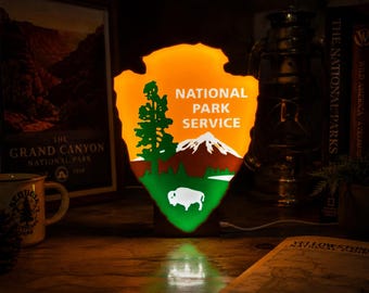 Lámpara con el emblema del Servicio de Parques Nacionales / Decoración de cabaña americana / Lámpara LED USB
