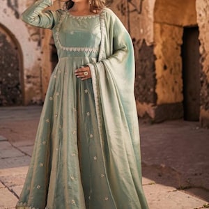 Robe anarkali en soie fandy vert sauge pour femme, robe ethnique brodée de créateur avec dupatta, tenue de fête indienne