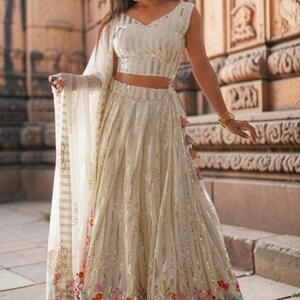 Lehenga Choli avorio ricamato per donna, set Lehenga da sposa con paillettes, abito da sposa in finta georgette, Lehenga da ricevimento firmato