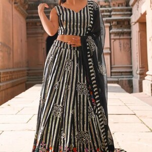 Lehenga Choli nero ricamato da donna, set Lehenga da sposa con paillettes, Lehenga da festa in finta georgette, abito da ricevimento di nozze