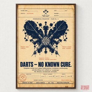 Peut inclure: Une affiche de style vintage intitulée DARTS - NO KNOWN CURE. Le design présente une tache d'encre bleu foncé en forme de papillon avec deux fléchettes croisées et une cible au centre. Le texte inclut des détails d'évaluation psychologique.