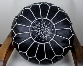Schwarzer marokkanischer Lederpouf, handgefertigt, runder Ottoman-Fußhocker, weiße Ziernähte, Boho-Bodenkissen, unbefüllter Bezug oder gefüllte Berber-Dekoration