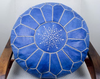 Puf otomano redondo de cuero marroquí azul vaquero hecho a mano, cojín de suelo bohemio con bordado color crema, funda sin relleno, decoración bereber