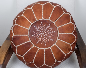 Handgefertigter, runder Ottoman-Fußhocker aus cognacbraunem marokkanischem Leder mit cremefarbener Stickerei, Berber-Bodenkissen ohne Füllung, Boho-Dekor