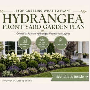 Op de afbeelding: Een grafiek van een tuinplan met de tekst "Hydrangea Front Yard Garden Plan". De afbeelding toont een voortuin met witte en paarse bloemen, groene struiken en een huis op de achtergrond. De grafiek bevat de tekst "Printbare PDF", "Plantenhoeveelheidgids" en "Zones 4-8".