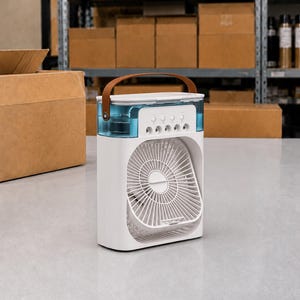 Puede incluir: Un enfriador de aire port&aacute;til blanco con un asa marr&oacute;n y un dep&oacute;sito de agua azul. El ventilador tiene una rejilla blanca y botones de control. La unidad est&aacute; sobre una superficie gris.