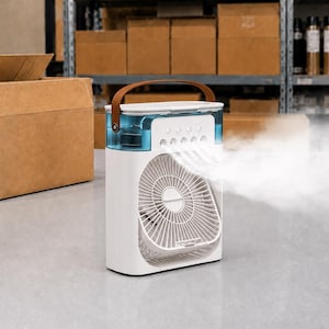 Puede incluir: Un enfriador de aire port&aacute;til blanco con un asa de cuero marr&oacute;n y un dep&oacute;sito de agua azul. El ventilador sopla una corriente de aire fresco. El enfriador tiene botones de control y un ventilador con aspas blancas. Cajas de cart&oacute;n en el fondo.