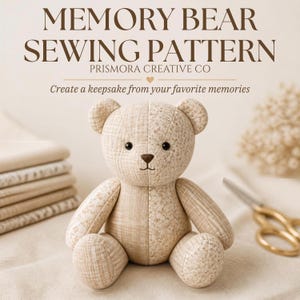 Puede incluir: Un oso de peluche de tela beige con un diseño de paneles divididos que presenta un patrón texturizado sólido en un lado y un pequeño estampado floral en el otro. El texto dice MEMORY BEAR SEWING PATTERN PRISMORA CREATIVE CO Create a keepsake from your favorite memories.