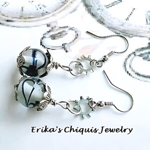 Boucles d'oreilles Steampunk Gears Boucles d'oreilles pendantes avec perles de verre bleues emballées dans un fil métallique Cadeau pour un anniversaire