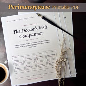 Könnte beinhalten: Ein Stapel cremefarbener Papierbögen mit dem Titel The Doctor's Visit Companion, der Abschnitte für Symptom-Snapshots, Zyklusverfolgung und Fragen enthält. Ein schwarzer Füllfederhalter liegt diagonal auf dem Blatt neben einem getrockneten Zweig.