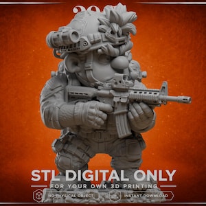 Puede incluir: Una figura gris impresa en 3D de un personaje soldado táctico que lleva un casco con equipo montado y sostiene un rifle. La base presenta el texto STL DIGITAL ONLY FOR YOUR OWN 3D PRINTING NO PHYSICAL OBJECT INSTANT DOWNLOAD.