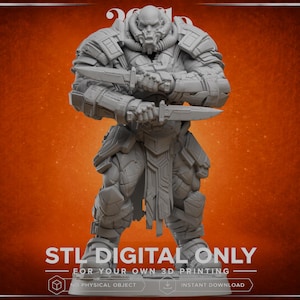Op de afbeelding: Een grijze 3D-geprinte miniatuurfiguur van een gespierde gepantserde krijger die twee messen vasthoudt. Het personage draagt zware gesegmenteerde bepantsering, een halskraag en een lendendoek. De tekst STL DIGITAL ONLY FOR YOUR OWN 3D PRINTING is zichtbaar.
