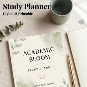 Könnte beinhalten: Ein Studienplaner mit dem Text "Academic Bloom" und "Study Planner" auf dem Cover. Das Cover hat ein Aquarelldesign mit grünen Akzenten und botanischen Illustrationen. Ein goldener Stift und eine Tasse sind ebenfalls zu sehen.