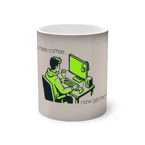 Peut inclure: Mug en céramique blanche avec un motif changeant de couleur. Le motif présente une illustration pixélisée d'une personne jouant à des jeux vidéo, un ordinateur et le texte "you made coffee... now get back".