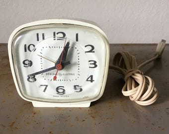 Vintage General Electric Alarm Clock, 50s/60s, Wall Plug, White Plastic, Retro Home Decor