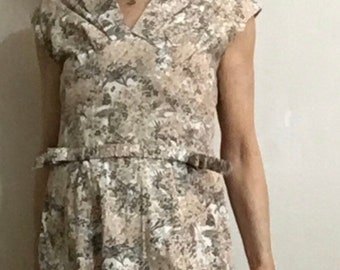 Vintage 1950s Cotton Wiggle Dress Peach Beige Floral V-Neck Cocktail Shift Frock - Size S