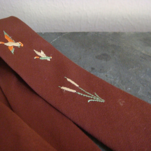 Corbata marrón vintage de los años 50 bordada con estampado de caza de patos.