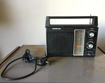 Vintage 1970s Soundesign Portable Antenna Radio Top Handle Model No 2260-(A)