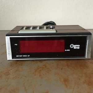 Vintage Cosmo Time E521 Digital Alarm Clock: Red Screen, Wood Grain, Battery/Electric