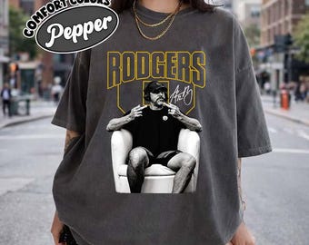 Camiseta engraçada com estampa de Aaron Rodgers, o covarde absoluto, mostrando o dedo do meio duas vezes.