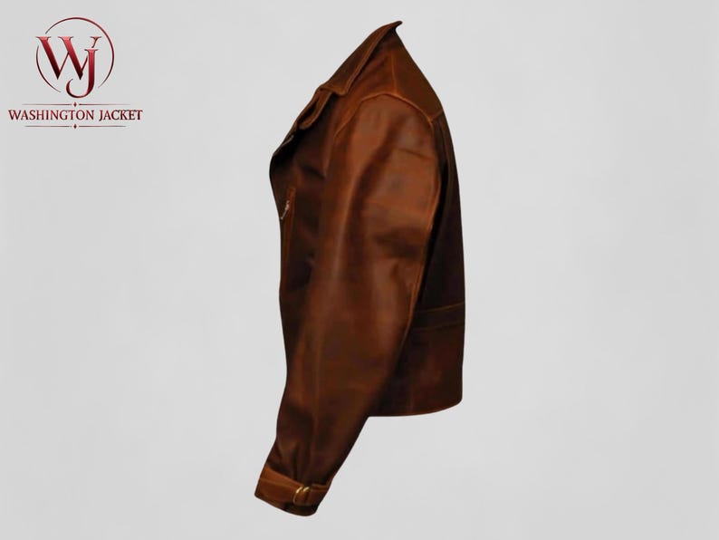 Pu&ograve; includere: Giacca in pelle marrone con collo e chiusura a zip. La giacca ha un design classico con polsino abbottonato e tasca. Il logo "WASHINGTON JACKET" &egrave; visibile nell'angolo in alto a sinistra.