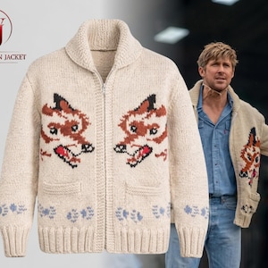 Puede incluir: Cárdigan crema con cremallera y dos diseños de cabeza de zorro en la parte delantera. El suéter tiene cuello chal, dos bolsillos y detalles florales azules en la parte inferior. El logotipo de Washington Jacket está en la esquina superior izquierda.