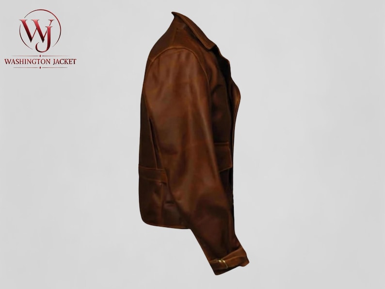Pu&ograve; includere: Giacca in pelle marrone dal design classico. La giacca presenta un colletto, tasche e un polsino con bottoni. Il logo "WASHINGTON JACKET" &egrave; visibile sul lato sinistro. La giacca &egrave; realizzata in pelle marrone.