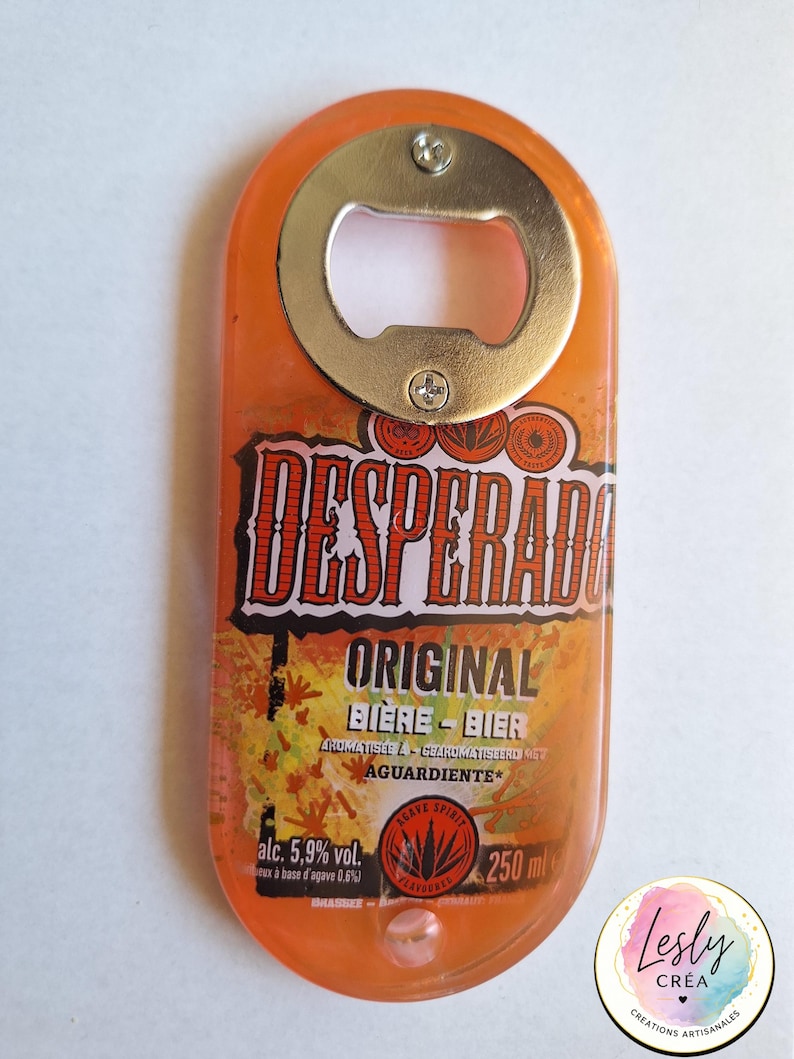 Pu&ograve; includere: Apribottiglie in resina arancione con un apribottiglie in metallo. L'apribottiglie presenta il testo "DESPERADO ORIGINAL BIERE-BIER" e "alc. 5,9% vol.". L'apribottiglie &egrave; lungo 10 cm e largo 4 cm.
