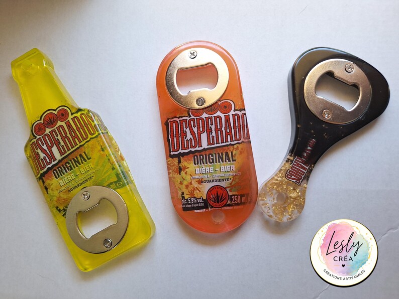 Pu&ograve; includere: Tre apribottiglie con top in metallo. Uno &egrave; giallo e a forma di bottiglia di birra con il testo "DESPERADOS ORIGINAL BIERE-BIER". Un altro &egrave; arancione con lo stesso testo. Il terzo &egrave; nero con scaglie d'oro.