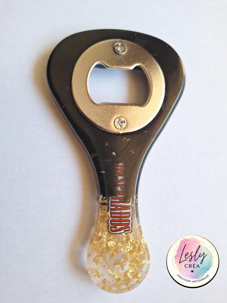 Pu&ograve; includere: Apribottiglie nero e oro con apri argento. Il manico &egrave; nero con scaglie d'oro e il testo "RAPIDOS" in rosso e bianco. Un accessorio da bar unico.