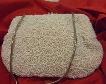 Vintage portemonnee met kralen, witte geometrische rocailles, gouden ketting, avondtasje jaren 60