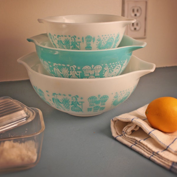 Pyrex Amish Butterprint Nesting Bowl Set of 3 in White and Turquoise