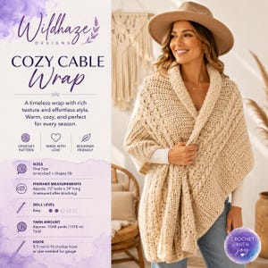 Op de afbeelding: Een beige gehaakte omslagdoek met kabelstructuur, gedragen over een wit shirt met lange mouwen en een blauwe spijkerbroek. De afbeelding bevat tekst: Wildhaze Designs Cozy Cable Wrap, one size, afmetingen 183 cm breed bij 188 cm lang.