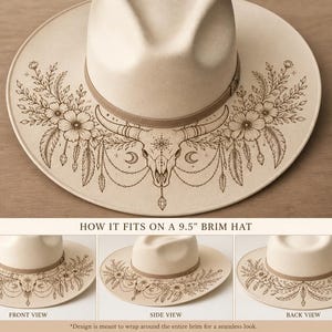 Può includere: Un cappello a tesa larga color crema con un disegno a linee marrone scuro raffigurante un teschio di toro, lune crescenti, fiori e cristalli pendenti. Il testo "HOW IT FITS ON A 9.5" BRIM HAT" sovrasta tre viste del design avvolgente.
