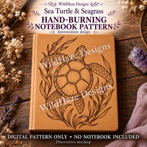 Könnte beinhalten: Ein beigefarbener Notizbuchumschlag mit einer dunkelbraunen Strichzeichnung einer Meeresschildkröte umgeben von Seegras. Der Text lautet WildHaze Designs Sea Turtle & Seagrass HAND-BURNING NOTEBOOK PATTERN Intermediate design DIGITAL PATTERN ONLY.