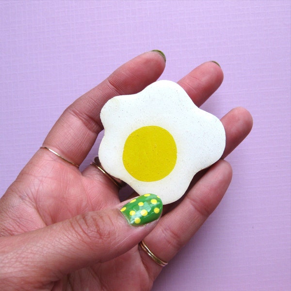 FRIED EGG BROOCH 1