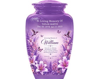 Könnte beinhalten: Eine violette Urne mit einem Blumenmuster aus Lilien, Lavendel und Kolibris. Der Text lautet: In Loving Memory Of TAYLOR MARTIN Dec-03-1978 Jul-22-2025, In Loving Memory of William, ein Gedicht sowie die Daten 22.03.1972 - 14.09.2021.