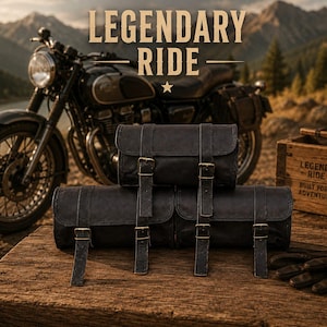 Könnte beinhalten: Schwarze Motorrad-Satteltaschen aus Leder mit Messingschnallen sind auf einer Holzoberfläche gestapelt. Im Hintergrund ein Vintage-Motorrad, darüber der Text "LEGENDARY RIDE". Eine Holzkiste mit Text ist ebenfalls zu sehen.