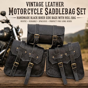 Könnte beinhalten: Ein Satz schwarzer Motorrad-Satteltaschen aus Leder mit Messingschnallen und Riemen. Die Taschen sind auf einer Holzoberfläche angeordnet, mit einem Motorrad im Hintergrund. Der Text lautet "VINTAGE LEATHER MOTORCYCLE SADDLEBAG SET".