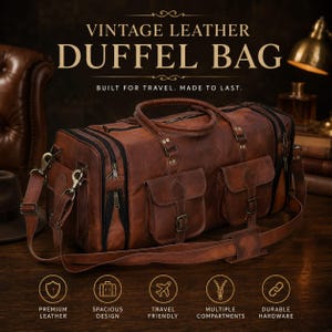 Könnte beinhalten: Eine braune Reisetasche aus Leder mit zwei Vordertaschen mit Schnallenverschlüssen, schwarzen Reißverschlüssen und einem abnehmbaren Schultergurt mit Metallbeschlägen. Der Text VINTAGE LEATHER DUFFEL BAG BUILT FOR TRAVEL. MADE TO LAST. ist darüber zu sehen.