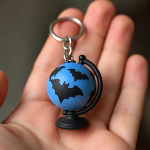 Schlüsselanhänger „Fledermauswelt“, Miniatur-Gruselplanet, handbemalt, Taschenanhänger, Gothic-Reiseaccessoire