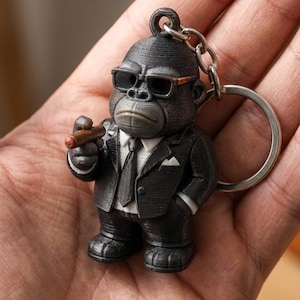Gorillanyckelring i kostym med cigarr, rolig djurnyckelring, maffiagorillatillbehör, unik present till honom, 3D-utskriven figur