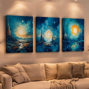 Puede incluir: Tres piezas de arte abstracto en lienzo. Cada una presenta un paisaje surrealista vibrante con una fuente de luz circular brillante. Los colores dominantes son azules, amarillos y naranjas, creando una atmósfera onírica. La obra de arte se exhibe sobre un sofá beige con cojines decorativos.