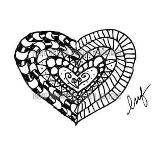 Op de afbeelding: Een zwart-witte inkttekening van een hartvorm gevuld met ingewikkelde geometrische patronen, waaronder strepen, stippen en krullen. Het ontwerp bevat een kleiner centraal hartmotief en de tekst HAND DRAWN BY KOREN DESIGNS.