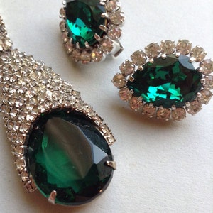 1950's glazen smaragd strass ketting oorbellen set, bling, glazen stenen, griffen set, origineel halverwege de eeuw, dynastie, groen, Griekenland