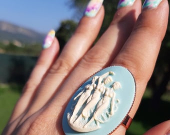 Anillo camafeo de las Tres Gracias, mitología griega, con ninfas y musas griegas, 30 x 40 mm, base ajustable bañada en latón, estilo kitsch, fabricado en Grecia.